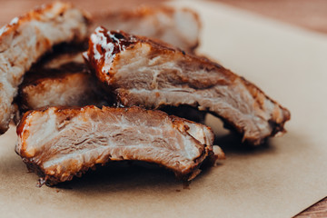 Delicious barbecued ribs seasoned with a spicy basting sauce