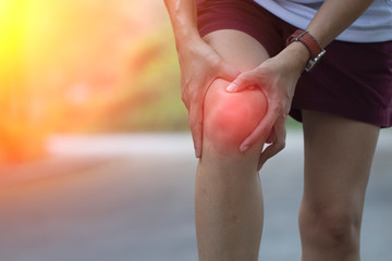 knee injury while running on road in the park. - obrazy, fototapety, plakaty