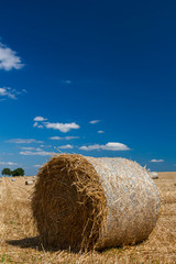 Strohballen auf Stoppelfeld