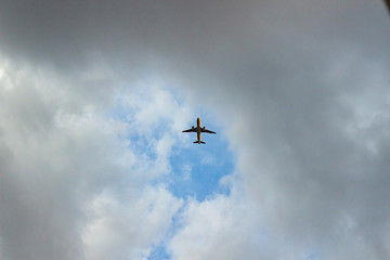 avião no meio das nuvens com céu azul