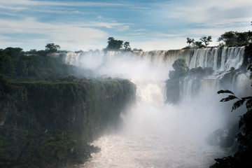 Cataratas del iguazu fluyendo