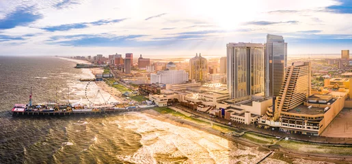 Papier Peint photo Descente vers la plage Panorama aérien en fin d& 39 après-midi d& 39 Atlantic City le long de la promenade. Atlantic City a attiré l& 39 attention du pays en tant que complexe de jeux d& 39 argent et compte actuellement neuf grands casinos.