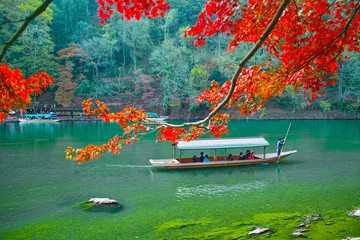 紅葉シーズンの京都、嵐山の大堰川と屋形船