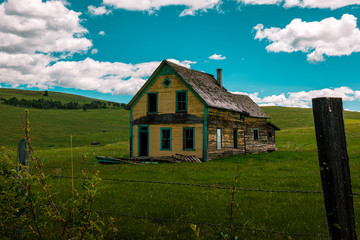 Fototapeta na wymiar Abandoned Farmhouse in the British Columbia Countryside