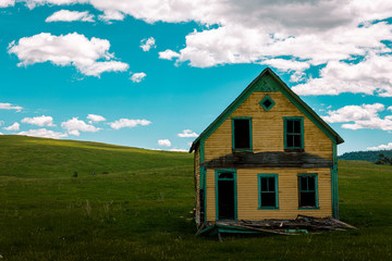 Obraz premium Abandoned Farmhouse Under a Big Blue Sky