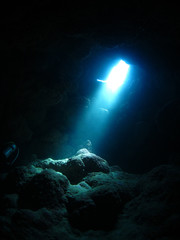 水中洞窟の中に射し込む光