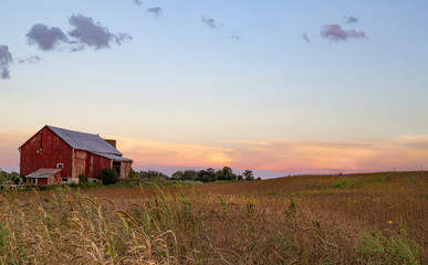 Fototapeta na wymiar Farmhouse Sunset