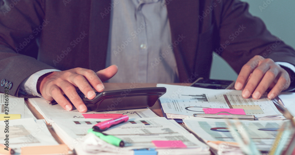 Aufkleber businessmen count money and plan finances for projects and use calculators for analysis project docu