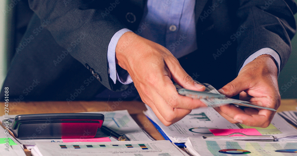 Aufkleber businessmen count money and plan finances for projects and use calculators for analysis project docu