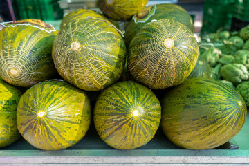 melones verdes en el puesto del mercado