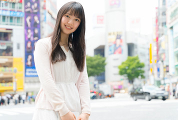 東京　渋谷スクランブル交差点に立つ女性
