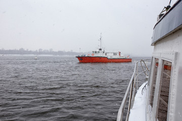 Test the motor boat on the Kama River in the late fall in snowfall