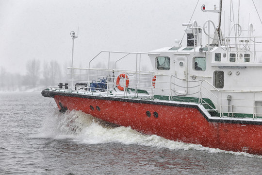 Test the motor boat on the Kama River in the late fall in snowfall