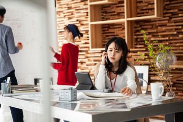 忙しく仕事をこなす女性マネージャー