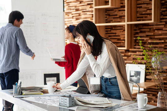 忙しく仕事をこなす女性マネージャー
