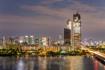 Obraz premium A night view of the Han River near Mapo Bridge, seoul korea