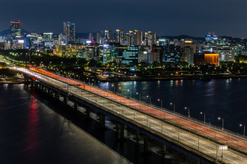 Obraz premium A night view of the Han River near Mapo Bridge, seoul korea