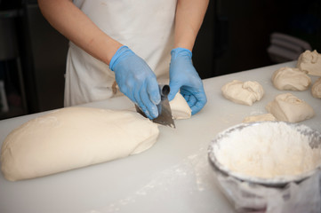 パン生地を切る