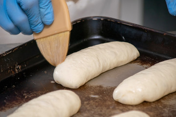 パン生地に卵黄を塗る