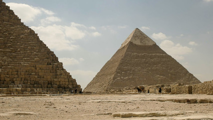 Fototapeta na wymiar horse drawn carriage and the pyramid of khafre near cairo, egypt
