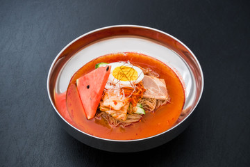 冷麺　 Korean noodle dishes (naengmyeon)