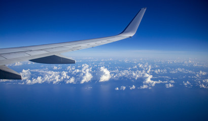 aile d'avion sur mer et nuages