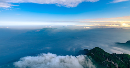 Obraz premium Peaks and seas of clouds under blue sky and white clouds, Emei Mountain, Sichuan Province, China