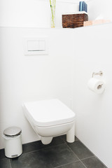 weiße toilette im badezimmer
