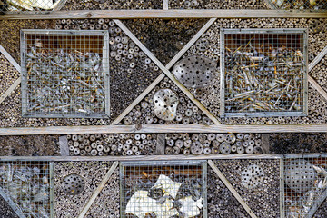 Insektenhotel mit vielen Details, ohne Insekten