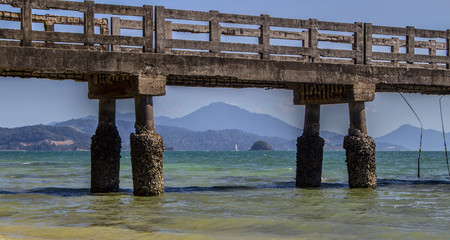 pont devant montagne