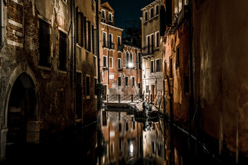 Fototapeta na wymiar Night on the canal in Venice