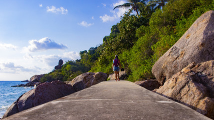 Selfie de dos presque sur l'eau