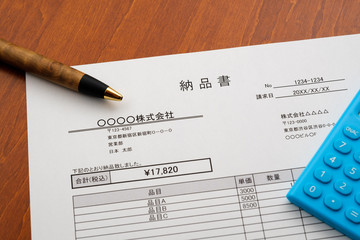 納品書　取引　ビジネスシーン