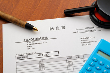 納品書　取引　ビジネスシーン