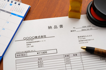 納品書　取引　ビジネスシーン