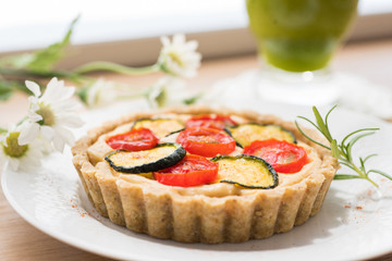 トマトとナスのタルト