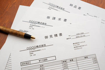 Obraz premium 見積書 請求書 納品書 取引 ビジネスシーン