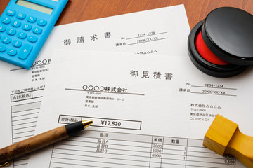 見積書　請求書　納品書　取引　ビジネスシーン
