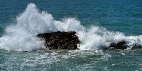 vague sur un rocher