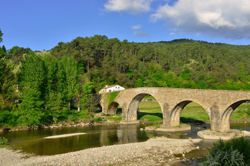 Fototapeta na wymiar Vue sur le pont de Saint-Jean-du-Gard (30270), département du Gard, en région Occitanie, France