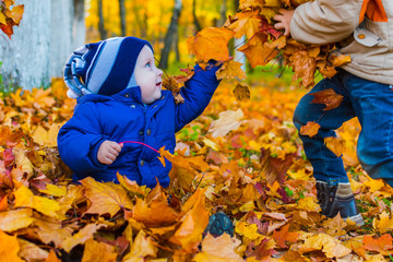 two brothers walk in the Park in autumn