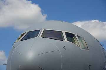 avion gris cot&eacute;