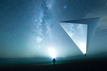 Eine Person mit Kopflampe leuchtet die Sterne an, surreale Landschaft mit Tetraeder