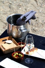 ap&eacute;ritif romantique au champagne sur la plage en amoureux