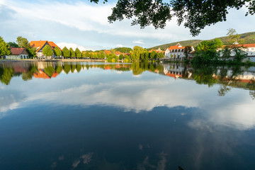 Ein schattiger Platz am Teich in Ilsenburg, Harz