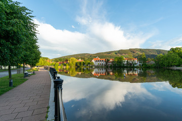 Fototapeta premium Wolkenspiegelung am Forellenteich in Ilsenburg