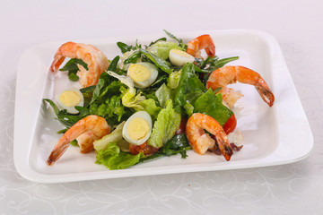 Salad with prawn, rocket and eggs
