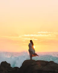 Silhouette der Frau bei Sonnenuntergang © Denham