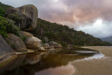 Sonnenaufgang am Whale Rock im Wilsons Promontory National Park in Victoria Australien