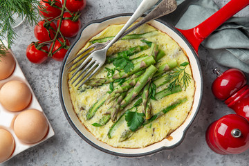 omelette with asparagus on pan